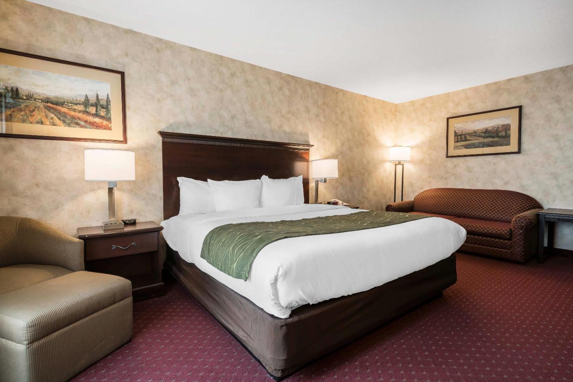 King Room with tub - Accessible/Non-Smoking